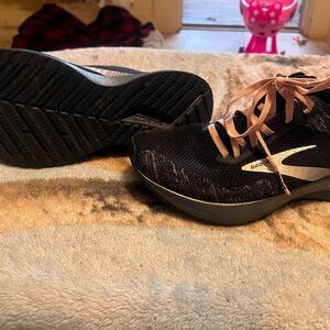 Brooks Women's Black and Pink Athletic Shoes